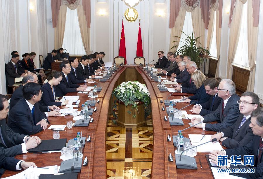  9月27日，應邀訪問白俄羅斯的國務院副總理張高麗在明斯克同白俄羅斯總理米亞斯尼科維奇舉行會談。 新華社記者王曄攝