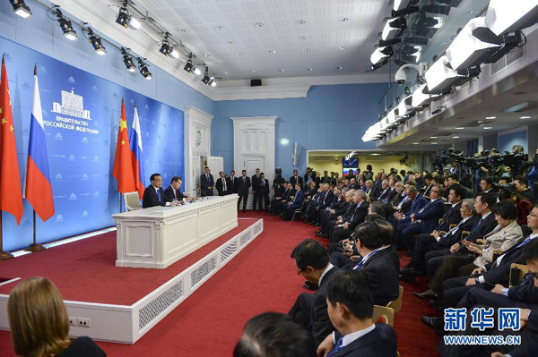 10月13日，國務(wù)院總理李克強在莫斯科與俄羅斯總理梅德韋杰夫圓滿結(jié)束中俄總理第十九次定期會晤后共同會見記者。 新華社記者李學(xué)仁攝