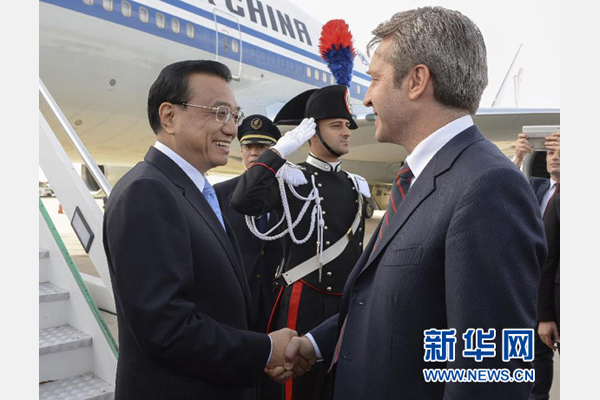 10月14日,國(guó)務(wù)院總理李克強(qiáng)乘專機(jī)抵達(dá)羅馬,開(kāi)始對(duì)意大利進(jìn)行正式訪問(wèn),意大利政府高級(jí)官員到機(jī)場(chǎng)迎接。 新華社記者李學(xué)仁攝 10月14日,國(guó)務(wù)院總理李克強(qiáng)乘專機(jī)抵達(dá)羅馬,開(kāi)始對(duì)意大利進(jìn)行正式訪問(wèn),意大利政府高級(jí)官員到機(jī)場(chǎng)迎接。 新華社記者李學(xué)仁攝