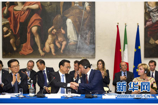 10月14日,中國國務院總理李克強在羅馬巴爾貝里尼宮與意大利總理倫齊共同會見中意企業家委員會委員及企業家代表并致辭。 新華社記者謝環馳 攝 10月14日,中國國務院總理李克強在羅馬巴爾貝里尼宮與意大利總理倫齊共同會見中意企業家委員會委員及企業家代表并致辭。 新華社記者謝環馳 攝