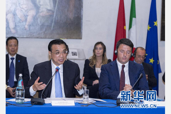 10月14日,中國國務院總理李克強在羅馬巴爾貝里尼宮與意大利總理倫齊共同會見中意企業家委員會委員及企業家代表并致辭。 新華社記者 王曄攝 10月14日,中國國務院總理李克強在羅馬巴爾貝里尼宮與意大利總理倫齊共同會見中意企業家委員會委員及企業家代表并致辭。 新華社記者 王曄攝