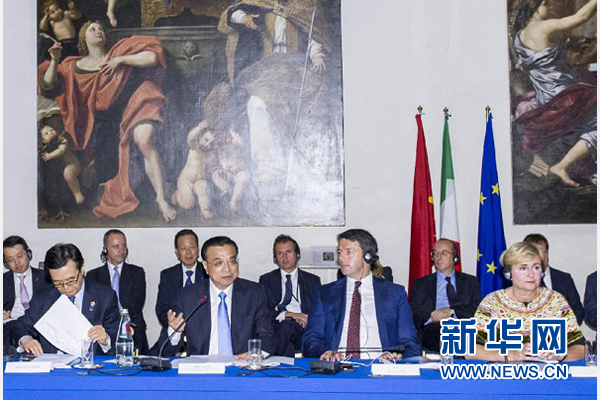 10月14日,中國國務院總理李克強在羅馬巴爾貝里尼宮與意大利總理倫齊共同會見中意企業家委員會委員及企業家代表并致辭。 新華社記者 王曄攝 10月14日,中國國務院總理李克強在羅馬巴爾貝里尼宮與意大利總理倫齊共同會見中意企業家委員會委員及企業家代表并致辭。 新華社記者 王曄攝