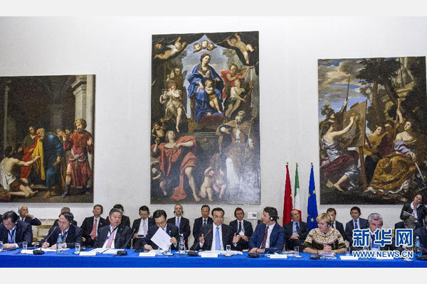 10月14日,中國國務院總理李克強在羅馬巴爾貝里尼宮與意大利總理倫齊共同會見中意企業家委員會委員及企業家代表并致辭。 新華社記者 王曄攝 10月14日,中國國務院總理李克強在羅馬巴爾貝里尼宮與意大利總理倫齊共同會見中意企業家委員會委員及企業家代表并致辭。 新華社記者 王曄攝