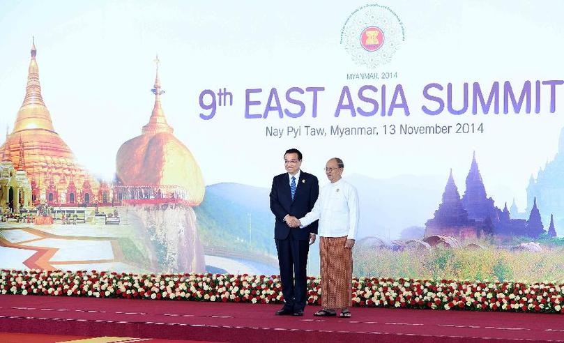 11月13日,中國(guó)國(guó)務(wù)院總理李克強(qiáng)在內(nèi)比都出席第九屆東亞峰會(huì)并發(fā)言。這是峰會(huì)開始前,東盟輪值主席國(guó)緬甸聯(lián)邦共和國(guó)總統(tǒng)吳登盛迎接李克強(qiáng)總理。新華社記者 李濤 攝 11月13日,中國(guó)國(guó)務(wù)院總理李克強(qiáng)在內(nèi)比都出席第九屆東亞峰會(huì)并發(fā)言。這是峰會(huì)開始前,東盟輪值主席國(guó)緬甸聯(lián)邦共和國(guó)總統(tǒng)吳登盛迎接李克強(qiáng)總理。新華社記者 李濤 攝