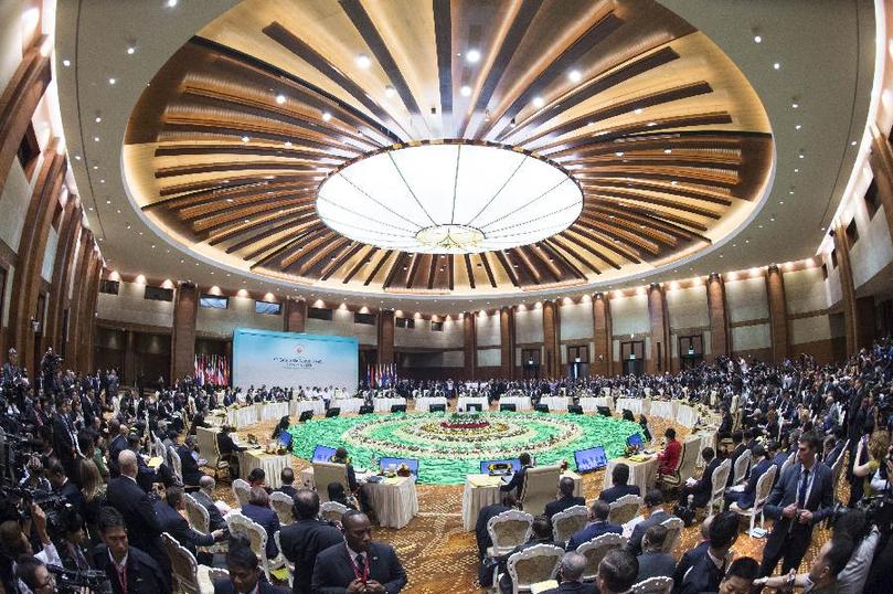 11月13日,中國(guó)國(guó)務(wù)院總理李克強(qiáng)在緬甸內(nèi)比都出席第九屆東亞峰會(huì)。 新華社記者 王曄 攝 11月13日,中國(guó)國(guó)務(wù)院總理李克強(qiáng)在緬甸內(nèi)比都出席第九屆東亞峰會(huì)。 新華社記者 王曄 攝