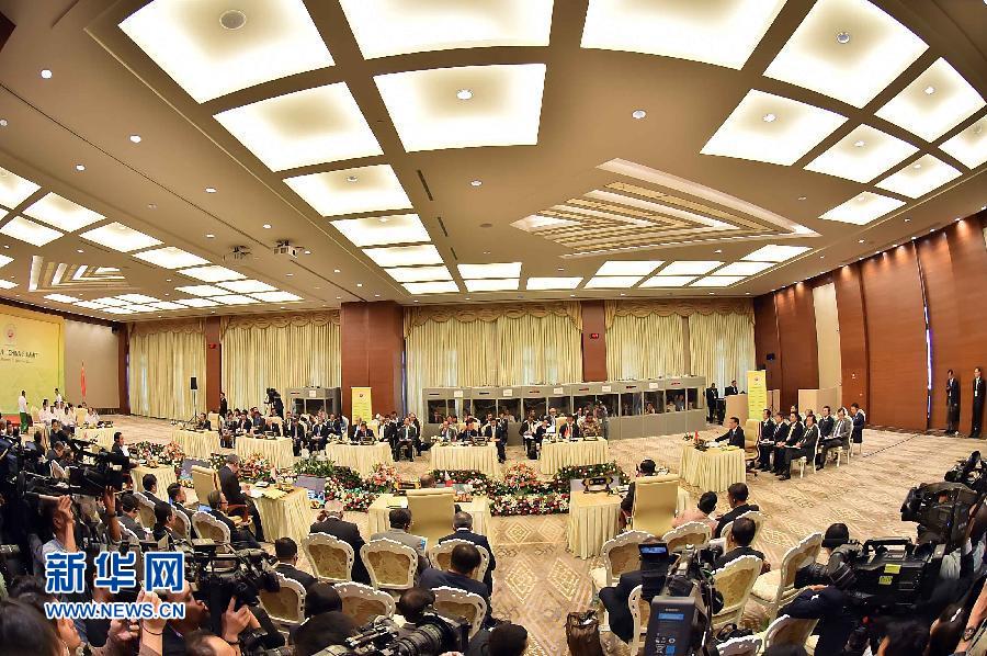 11月13日，中國(guó)國(guó)務(wù)院總理李克強(qiáng)在緬甸內(nèi)比都出席第17次中國(guó)－東盟（10+1）領(lǐng)導(dǎo)人會(huì)議。 新華社記者 李濤 攝