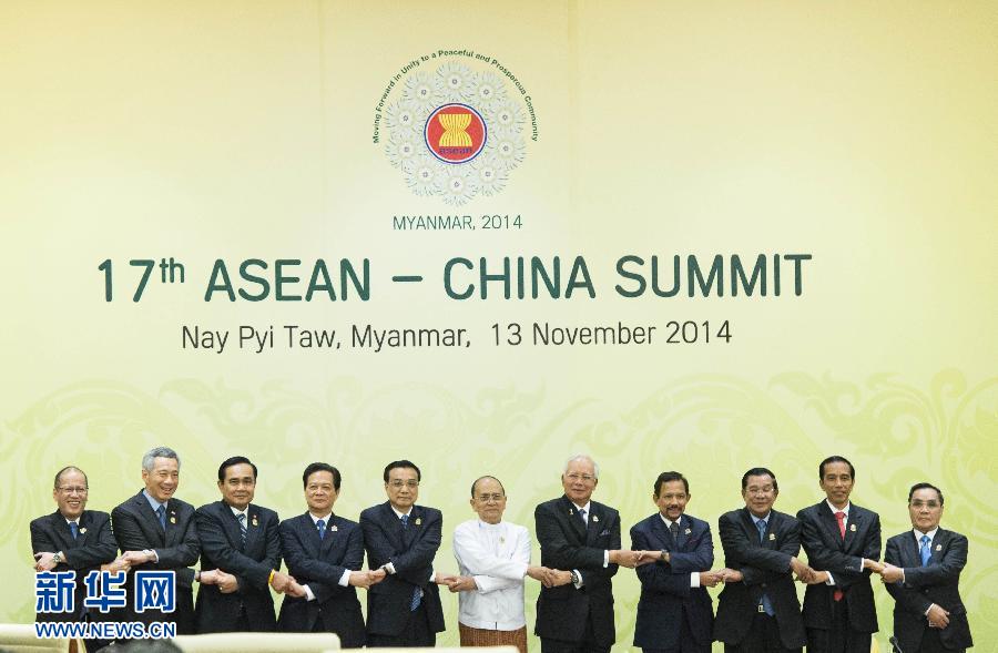 11月13日，中國(guó)國(guó)務(wù)院總理李克強(qiáng)在緬甸內(nèi)比都出席第17次中國(guó)－東盟（10+1）領(lǐng)導(dǎo)人會(huì)議。 新華社記者 王曄 攝