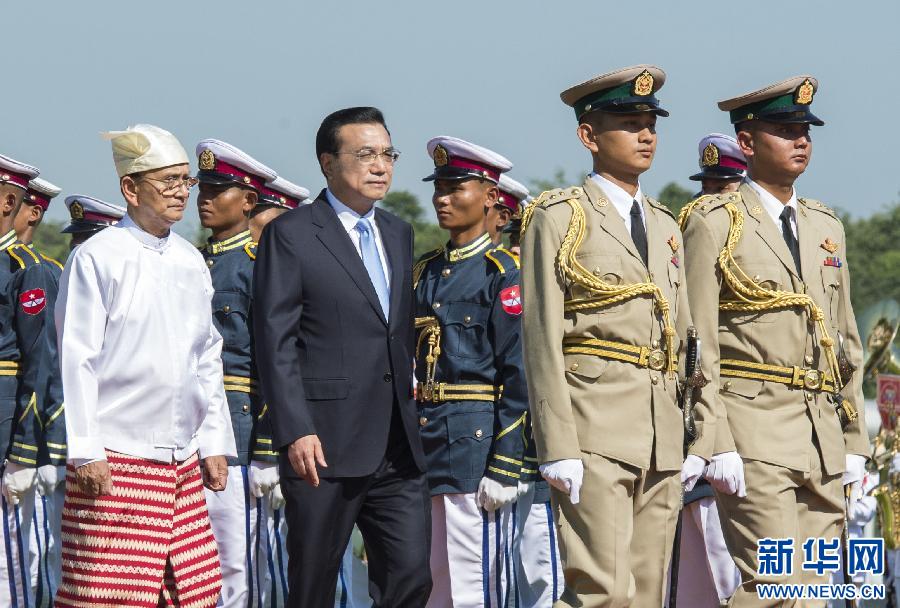 11月14日,國務院總理李克強在內比都同緬甸總統吳登盛舉行會談。這是會談前,吳登盛在緬甸總統府前廣場為李克強舉行隆重的歡迎儀式。新華社記者 王曄 攝 11月14日,國務院總理李克強在內比都同緬甸總統吳登盛舉行會談。這是會談前,吳登盛在緬甸總統府前廣場為李克強舉行隆重的歡迎儀式。新華社記者 王曄 攝