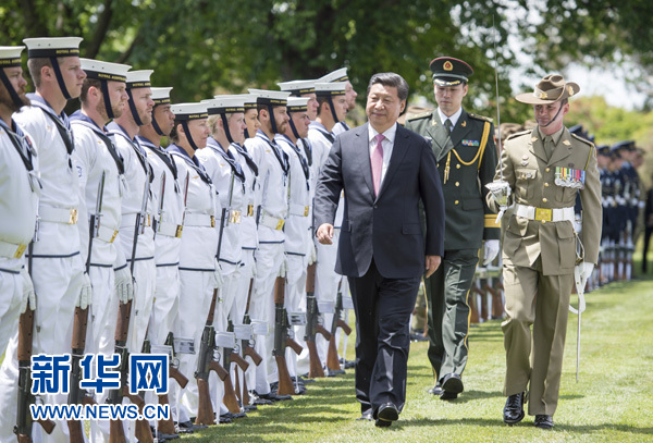 11月17日，中國國家主席習近平在堪培拉會見澳大利亞總督科斯格羅夫。會見前，科斯格羅夫在總督府草坪為習近平舉行隆重歡迎儀式。新華社記者謝環馳 攝 