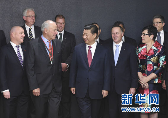 11月21日,中國國家主席習近平在奧克蘭和新西蘭總理約翰·基共同出席中國-新西蘭市長論壇啟動儀式,并在啟動儀式后會見“新中關系促進委員會”主要成員。新華社記者馬占成攝 11月21日,中國國家主席習近平在奧克蘭和新西蘭總理約翰·基共同出席中國-新西蘭市長論壇啟動儀式,并在啟動儀式后會見“新中關系促進委員會”主要成員。新華社記者馬占成攝