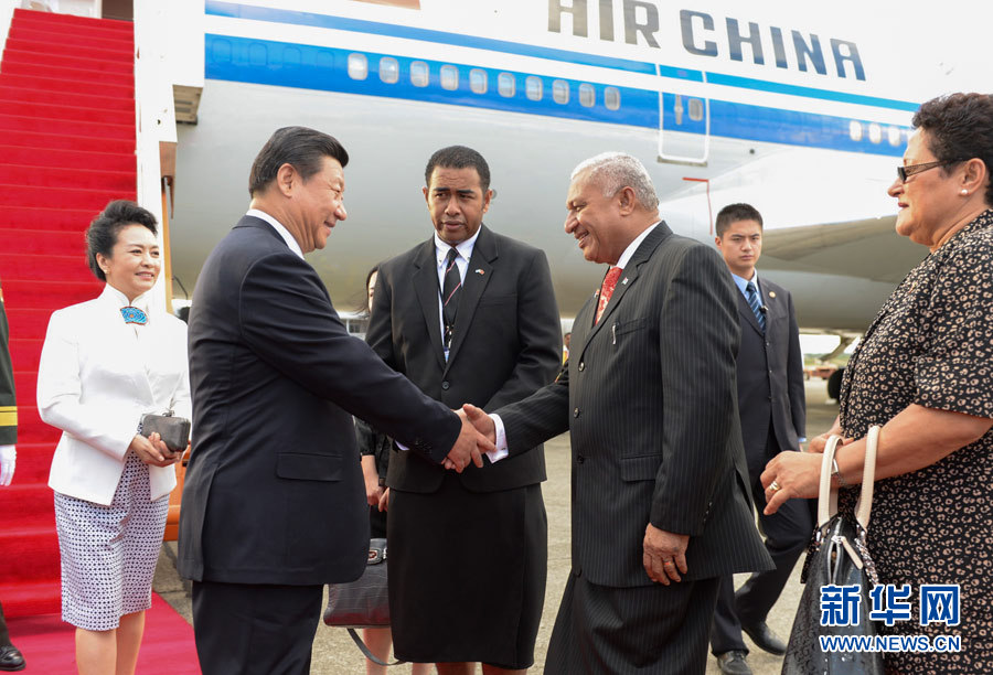 11月21日，國家主席習近平抵達楠迪，開始對斐濟進行國事訪問并將同太平洋建交島國領導人舉行會晤。斐濟總理姆拜尼馬拉馬夫婦在舷梯旁迎接習近平和夫人彭麗媛。新華社記者李學仁攝 