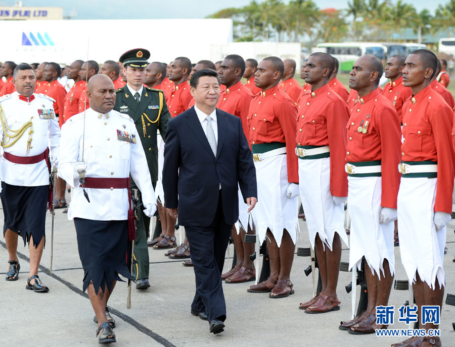 11月21日，國家主席習近平抵達楠迪，開始對斐濟進行國事訪問并將同太平洋建交島國領導人舉行會晤。這是習近平主席在機場出席斐濟總理姆拜尼馬拉馬舉行的隆重歡迎儀式。 新華社記者馬占成攝 