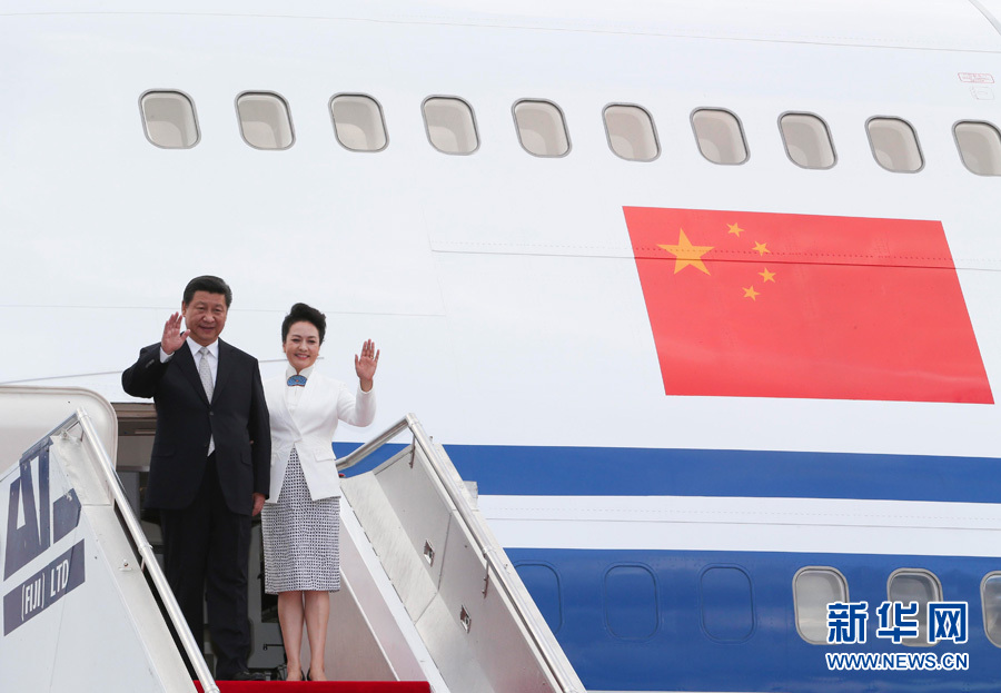11月21日，國家主席習近平抵達楠迪，開始對斐濟進行國事訪問并將同太平洋建交島國領導人舉行會晤。 這是習近平和夫人彭麗媛步出機艙。新華社記者丁林攝 