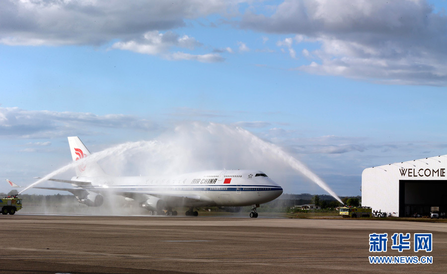  11月21日，國家主席習近平抵達楠迪，開始對斐濟進行國事訪問并將同太平洋建交島國領導人舉行會晤。圖為習近平乘坐的專機在楠迪國際機場跑道上滑行穿過“水門”，這是當地給予最尊貴客人的禮遇，表達為客人“洗塵”。 新華社記者丁林攝 