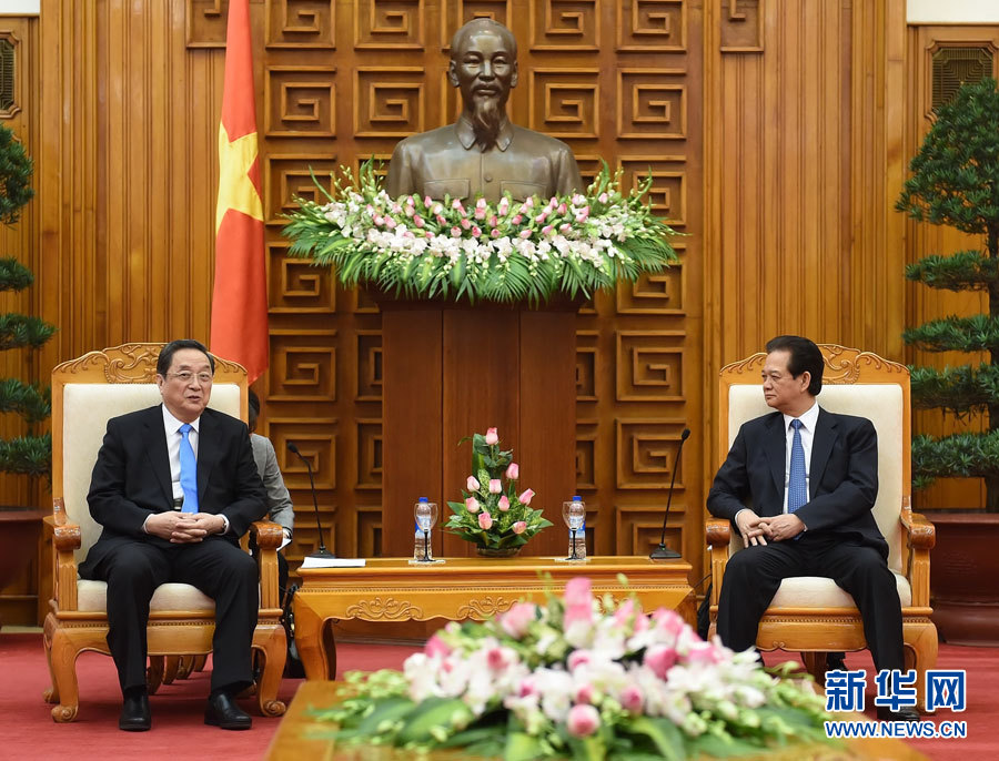 12月25日至27日，中共中央政治局常委、全國政協主席俞正聲對越南進行正式訪問。這是12月26日，俞正聲在河內會見越南政府總理阮晉勇。 新華社記者劉建生攝