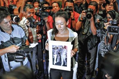 1月29日，在得知即將召開有關(guān)MH370的發(fā)布會(huì)后，一些乘客家屬成員到場(chǎng)。