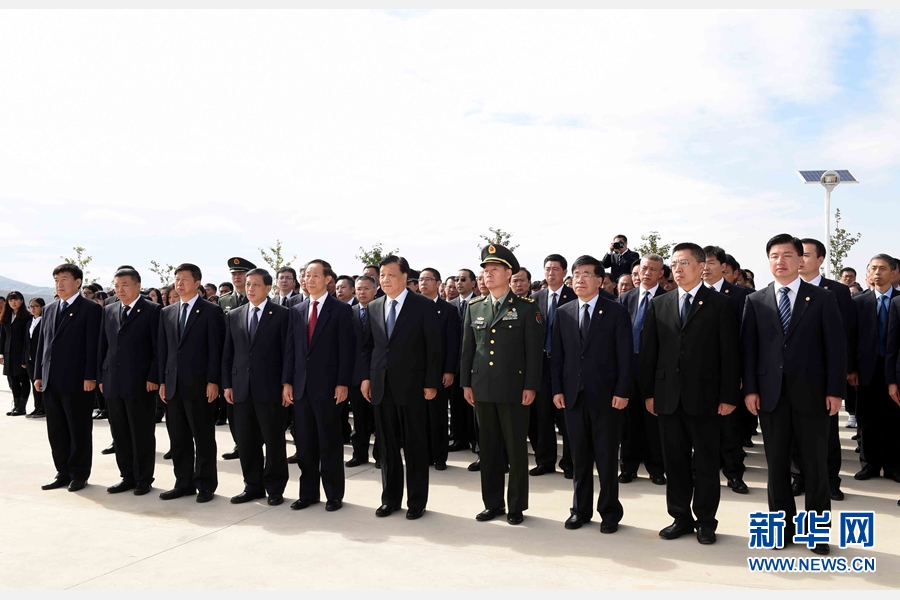 10月11日，中共中央政治局常委、中央書記處書記劉云山專程趕赴安州祭掃中國人民志愿軍烈士陵園，向中國人民志愿軍烈士敬獻(xiàn)花籃并默哀。 新華社記者 饒愛民 攝