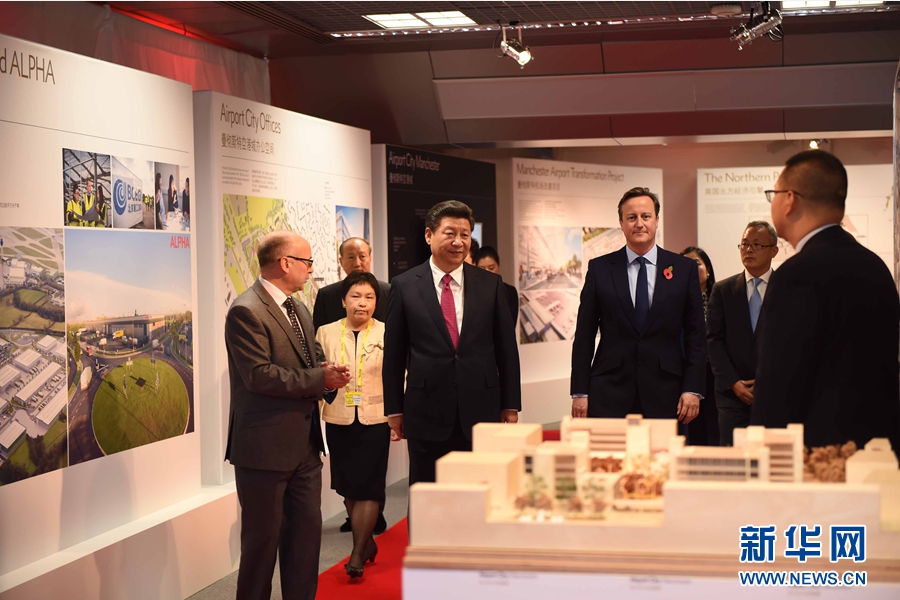 10月23日，國家主席習近平在英國首相卡梅倫陪同下，參觀曼徹斯特空港城項目。這是習近平和卡梅倫共同參觀曼徹斯特空港城發展規劃圖片展和空港城中國園模型。 新華社記者 張鐸 攝