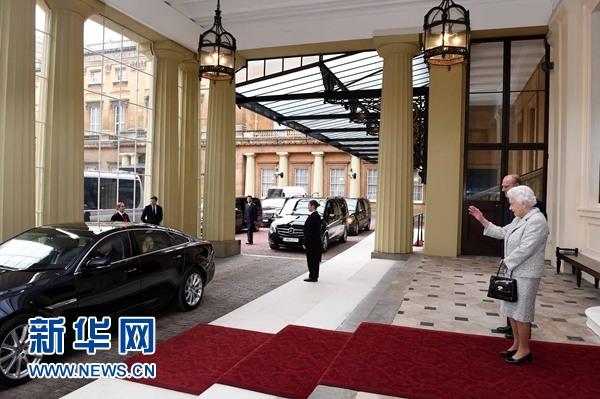 10月22日，國家主席習近平和夫人彭麗媛離開白金漢宮。離開前，英國女王伊麗莎白二世和丈夫菲利普親王專門前來同習近平夫婦親切話別。新華社記者 饒愛民 攝 