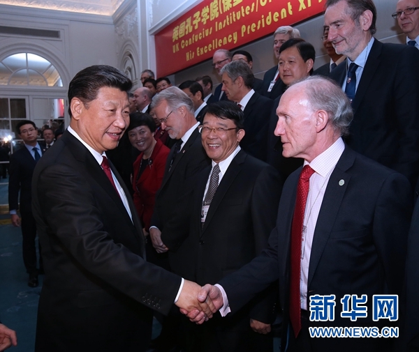 10月22日，國家主席習近平在倫敦出席全英孔子學院和孔子課堂年會開幕式。這是習近平同參加開幕式的嘉賓親切交談。 新華社記者 龐興雷 攝 