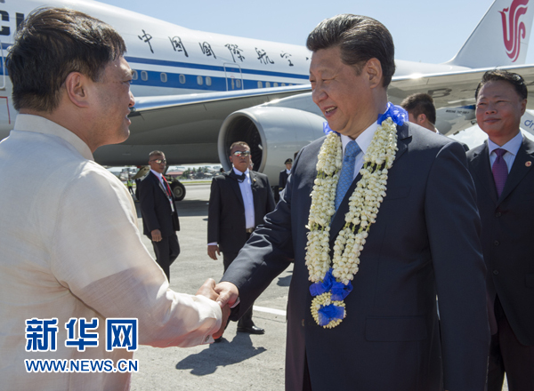11月17日，國家主席習近平抵達菲律賓首都馬尼拉尼諾·阿基諾國際機場，出席即將舉行的亞太經(jīng)合組織第二十三次領導人非正式會議。菲律賓高級官員到機場迎接習近平主席。新華社記者李學仁攝
