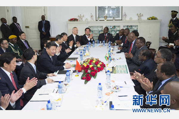 12月1日,國家主席習近平在哈拉雷同津巴布韋總統(tǒng)穆加貝舉行會談。 新華社記者 黃敬文 攝 12月1日,國家主席習近平在哈拉雷同津巴布韋總統(tǒng)穆加貝舉行會談。 新華社記者 黃敬文 攝