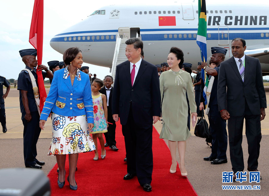 12月2日，國家主席習近平抵達南非首都比勒陀利亞，開始對南非進行國事訪問。南非外長馬沙巴內等政府高級官員到機場迎接習近平和夫人彭麗媛。新華社記者蘭紅光攝