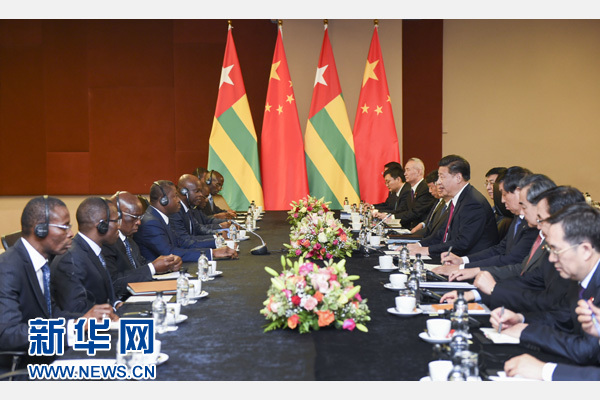 12月3日，國(guó)家主席習(xí)近平在約翰內(nèi)斯堡會(huì)見多哥總統(tǒng)福雷。新華社記者 謝環(huán)馳 攝 