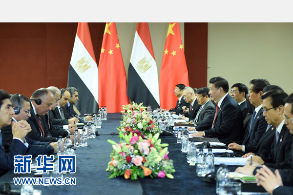 12月4日,國家主席習(xí)近平在約翰內(nèi)斯堡會(huì)見埃及總理伊斯梅爾。新華社記者 張鐸 攝 12月4日,國家主席習(xí)近平在約翰內(nèi)斯堡會(huì)見埃及總理伊斯梅爾。新華社記者 張鐸 攝
