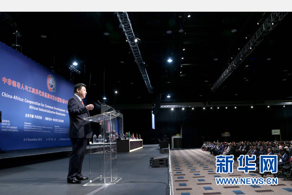 12月4日,國家主席習近平在約翰內(nèi)斯堡出席中非領(lǐng)導人與工商界代表高層對話會暨第五屆中非企業(yè)家大會閉幕式并發(fā)表題為《攜手共進,譜寫中非合作新篇章》的重要講話。新華社記者 姚大偉 攝 12月4日,國家主席習近平在約翰內(nèi)斯堡出席中非領(lǐng)導人與工商界代表高層對話會暨第五屆中非企業(yè)家大會閉幕式并發(fā)表題為《攜手共進,譜寫中非合作新篇章》的重要講話。新華社記者 姚大偉 攝