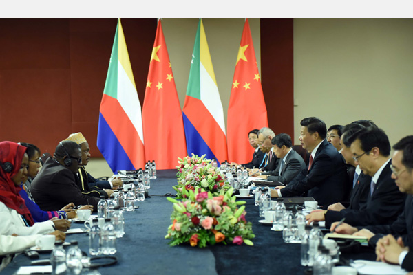 12月4日,國家主席習(xí)近平在約翰內(nèi)斯堡會見科摩羅總統(tǒng)伊基利盧。 新華社記者 張鐸 攝
12月4日,國家主席習(xí)近平在約翰內(nèi)斯堡會見科摩羅總統(tǒng)伊基利盧。 新華社記者 張鐸 攝