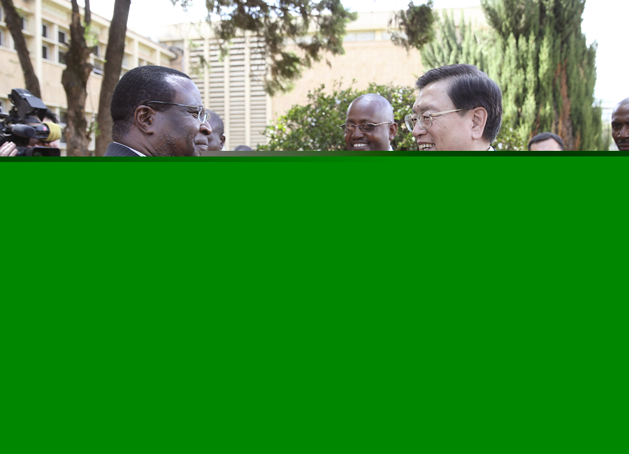 這是3月24日,張德江在肯尼亞首都內羅畢與肯尼亞參議長埃蘇羅舉行會談。 新華社記者馬占成攝 這是3月24日,張德江在肯尼亞首都內羅畢與肯尼亞參議長埃蘇羅舉行會談。 新華社記者馬占成攝