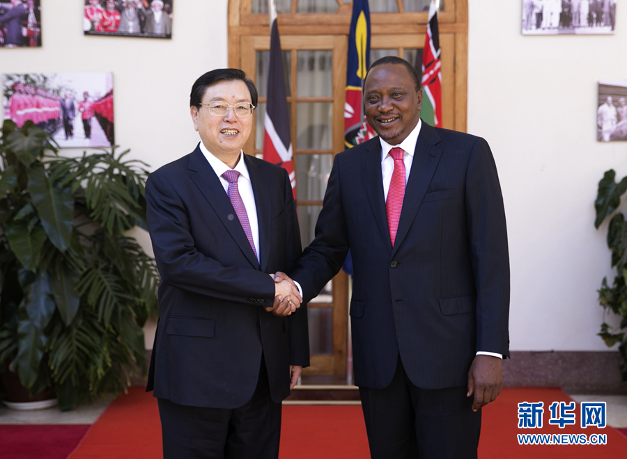 3月23日至26日,全國人大常委會委員長張德江對肯尼亞進行正式友好訪問。這是3月24日,張德江在肯尼亞首都內羅畢會見肯尼亞總統肯雅塔。 新華社記者馬占成攝 3月23日至26日,全國人大常委會委員長張德江對肯尼亞進行正式友好訪問。這是3月24日,張德江在肯尼亞首都內羅畢會見肯尼亞總統肯雅塔。 新華社記者馬占成攝
