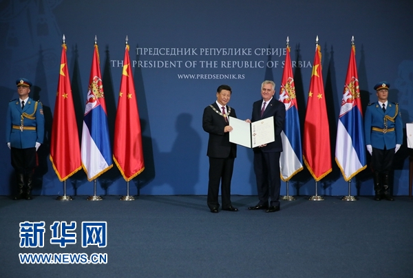 6月18日，國家主席習近平在貝爾格萊德同塞爾維亞總統尼科利奇舉行會談。會談后，尼科利奇向習近平授予塞爾維亞最高級別勛章“共和國一級榮譽勛章”，感謝習近平為中塞關系發展作出的杰出貢獻。新華社記者蘭紅光攝 