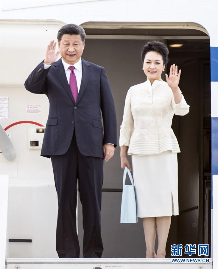 6月19日，國家主席習(xí)近平抵達(dá)華沙，開始對(duì)波蘭共和國進(jìn)行國事訪問。這是習(xí)近平和夫人彭麗媛步出艙門。 新華社記者 謝環(huán)馳 攝 