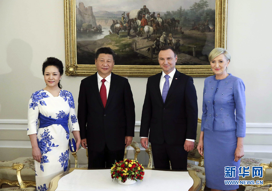 6月20日,國家主席習近平出席波蘭總統杜達在華沙總統府舉行的隆重歡迎儀式。歡迎儀式后,習近平和夫人彭麗媛同杜達和夫人阿加塔簡短寒暄。新華社記者 蘭紅光 攝 6月20日,國家主席習近平出席波蘭總統杜達在華沙總統府舉行的隆重歡迎儀式。歡迎儀式后,習近平和夫人彭麗媛同杜達和夫人阿加塔簡短寒暄。新華社記者 蘭紅光 攝