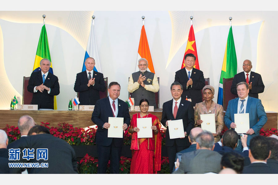 10月16日，金磚國(guó)家領(lǐng)導(dǎo)人第八次會(huì)晤在印度果阿舉行。中國(guó)國(guó)家主席習(xí)近平、印度總理莫迪、南非總統(tǒng)祖馬、巴西總統(tǒng)特梅爾、俄羅斯總統(tǒng)普京出席。這是會(huì)晤結(jié)束后，5國(guó)領(lǐng)導(dǎo)人共同見證合作文件的簽署，并出席聯(lián)合記者會(huì)。新華社記者謝環(huán)馳攝 