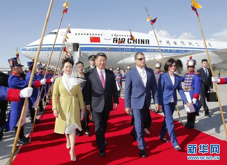 當地時間11月17日,國家主席習近平乘專機抵達基多,開始對厄瓜多爾共和國進行國事訪問。厄瓜多爾總統科雷亞和夫人馬勒布等在機場熱情迎接習近平和夫人彭麗媛。新華社記者 鞠鵬 攝 當地時間11月17日,國家主席習近平乘專機抵達基多,開始對厄瓜多爾共和國進行國事訪問。厄瓜多爾總統科雷亞和夫人馬勒布等在機場熱情迎接習近平和夫人彭麗媛。新華社記者 鞠鵬 攝