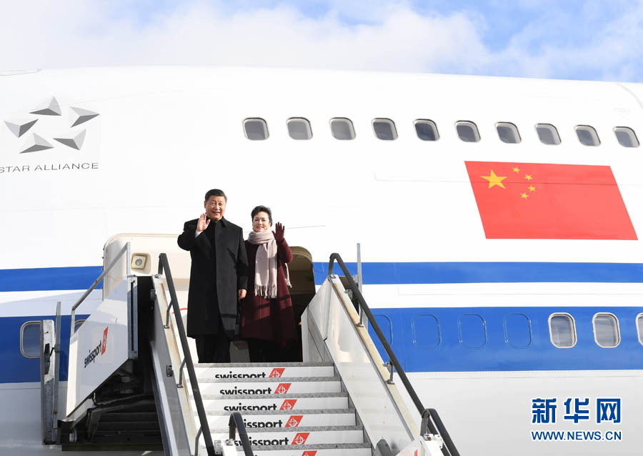 1月15日,國家主席習近平乘專機抵達蘇黎世,開始對瑞士聯邦進行國事訪問。 這是習近平和夫人彭麗媛步出艙門。 新華社記者 饒愛民 攝 1月15日,國家主席習近平乘專機抵達蘇黎世,開始對瑞士聯邦進行國事訪問。 這是習近平和夫人彭麗媛步出艙門。 新華社記者 饒愛民 攝