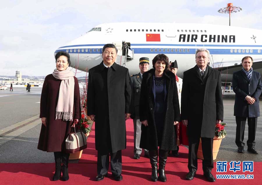 1月15日,國家主席習近平乘專機抵達蘇黎世,開始對瑞士聯邦進行國事訪問。這是瑞士聯邦主席洛伊特哈德在機場為習近平和夫人彭麗媛舉行隆重歡迎儀式。 新華社記者 蘭紅光 攝 1月15日,國家主席習近平乘專機抵達蘇黎世,開始對瑞士聯邦進行國事訪問。這是瑞士聯邦主席洛伊特哈德在機場為習近平和夫人彭麗媛舉行隆重歡迎儀式。 新華社記者 蘭紅光 攝