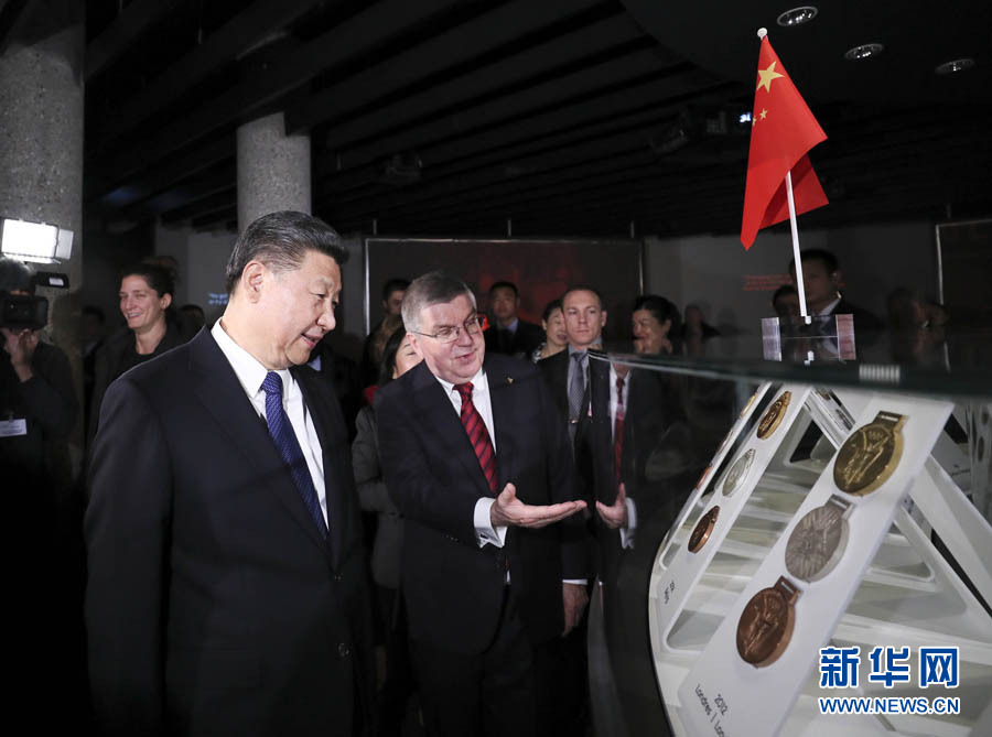 1月18日，國家主席習近平在瑞士洛桑國際奧林匹克博物館會見國際奧林匹克委員會主席巴赫。這是會見后，習近平在巴赫陪同下參觀往屆奧運會獎牌展。新華社記者 蘭紅光 攝
