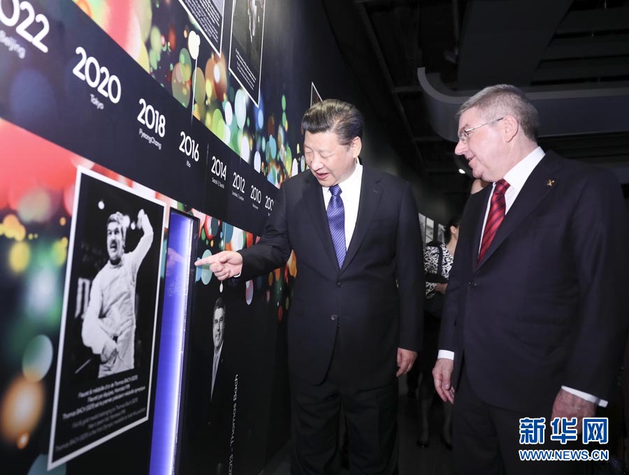 1月18日，國家主席習近平在瑞士洛桑國際奧林匹克博物館會見國際奧林匹克委員會主席巴赫。這是習近平在巴赫陪同下，參觀巴赫作為擊劍運動員參加奧運會的照片。新華社記者 蘭紅光 攝