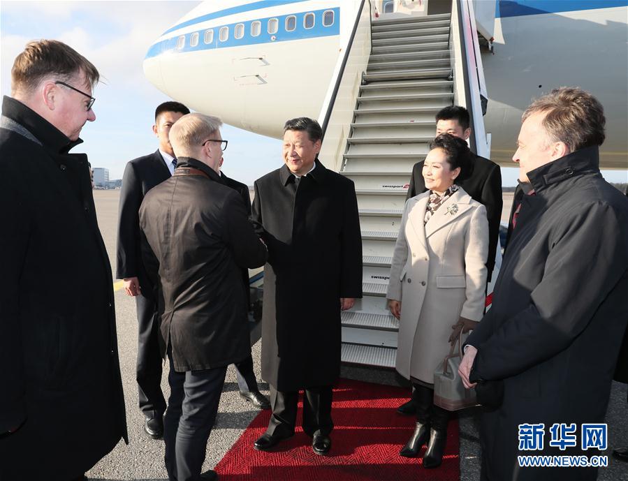 4月4日，國家主席習近平乘專機抵達赫爾辛基，開始對芬蘭共和國進行國事訪問。這是芬蘭政府代表、農業與環境部長蒂利凱寧等在舷梯旁熱情迎接習近平和夫人彭麗媛。新華社記者 蘭紅光 攝 