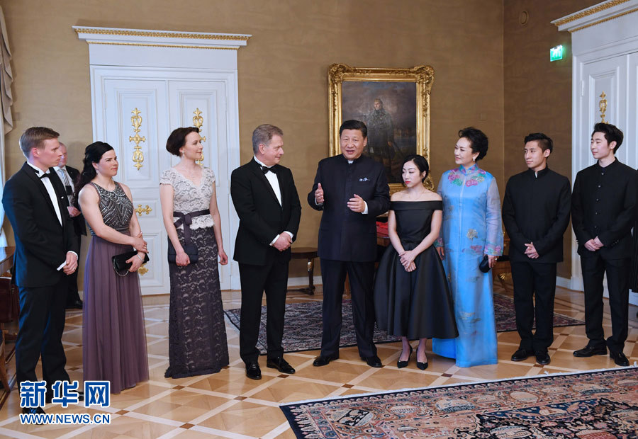 當(dāng)?shù)貢r(shí)間4月5日晚，國(guó)家主席習(xí)近平和芬蘭總統(tǒng)尼尼斯托在赫爾辛基共同會(huì)見剛剛參加完2017年世界花樣滑冰錦標(biāo)賽的中芬兩國(guó)冰雪運(yùn)動(dòng)員代表。習(xí)近平夫人彭麗媛和尼尼斯托夫人豪吉?dú)W參加會(huì)見。新華社記者 饒愛民 攝