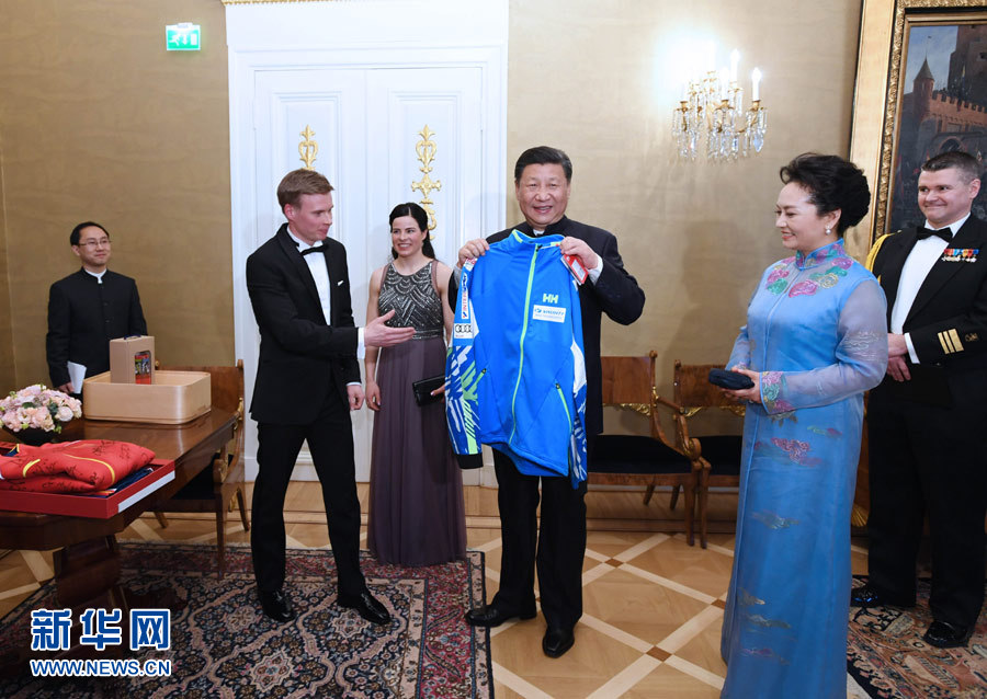 當(dāng)?shù)貢r(shí)間4月5日晚，國(guó)家主席習(xí)近平和芬蘭總統(tǒng)尼尼斯托在赫爾辛基共同會(huì)見剛剛參加完2017年世界花樣滑冰錦標(biāo)賽的中芬兩國(guó)冰雪運(yùn)動(dòng)員代表。習(xí)近平夫人彭麗媛和尼尼斯托夫人豪吉?dú)W參加會(huì)見。這是芬蘭運(yùn)動(dòng)員向習(xí)近平和夫人彭麗媛贈(zèng)送運(yùn)動(dòng)衣。新華社記者 饒愛民 攝