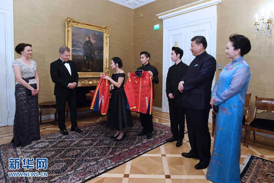 當(dāng)?shù)貢r(shí)間4月5日晚，國(guó)家主席習(xí)近平和芬蘭總統(tǒng)尼尼斯托在赫爾辛基共同會(huì)見剛剛參加完2017年世界花樣滑冰錦標(biāo)賽的中芬兩國(guó)冰雪運(yùn)動(dòng)員代表。習(xí)近平夫人彭麗媛和尼尼斯托夫人豪吉?dú)W參加會(huì)見。這是中國(guó)運(yùn)動(dòng)員向尼尼斯托和夫人豪吉?dú)W贈(zèng)送運(yùn)動(dòng)衣。新華社記者 饒愛民 攝