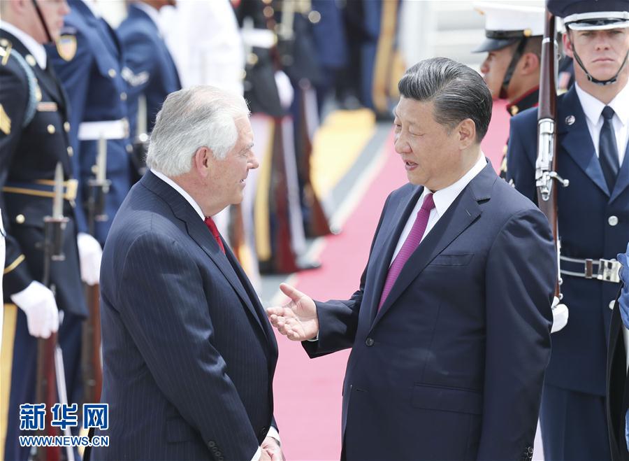 4月6日，國家主席習近平乘專機抵達美國佛羅里達州，將在海湖莊園同美國總統(tǒng)特朗普舉行中美元首會晤。習近平和夫人彭麗媛受到美國國務(wù)卿蒂勒森夫婦等熱情迎接。新華社記者 丁林 攝 