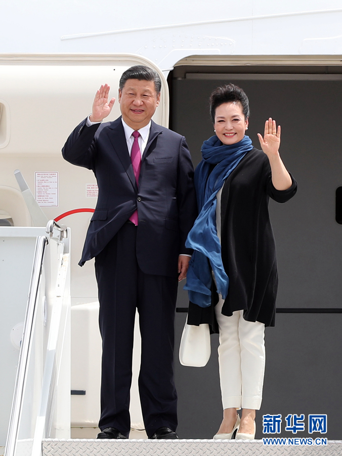 4月6日，國家主席習近平乘專機抵達美國佛羅里達州，將在海湖莊園同美國總統(tǒng)特朗普舉行中美元首會晤。這是習近平和夫人彭麗媛步出機艙。新華社記者 劉衛(wèi)兵 攝 