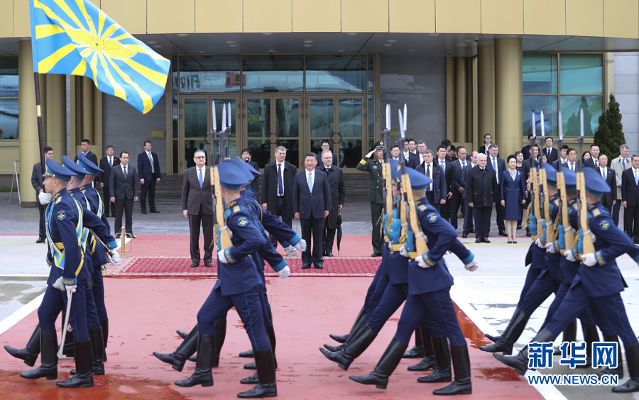7月3日，國家主席習近平乘專機抵達莫斯科，開始對俄羅斯聯邦進行國事訪問。這是習近平出席機場歡迎儀式。 新華社記者 謝環馳 攝