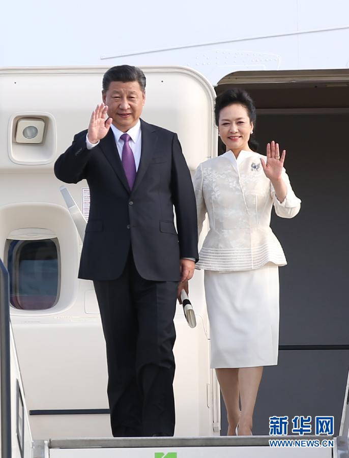 7月4日,國(guó)家主席習(xí)近平乘專機(jī)抵達(dá)柏林,開(kāi)始對(duì)德意志聯(lián)邦共和國(guó)進(jìn)行國(guó)事訪問(wèn)。這是習(xí)近平和夫人彭麗媛步出艙門。 新華社記者 姚大偉 攝 7月4日,國(guó)家主席習(xí)近平乘專機(jī)抵達(dá)柏林,開(kāi)始對(duì)德意志聯(lián)邦共和國(guó)進(jìn)行國(guó)事訪問(wèn)。這是習(xí)近平和夫人彭麗媛步出艙門。 新華社記者 姚大偉 攝